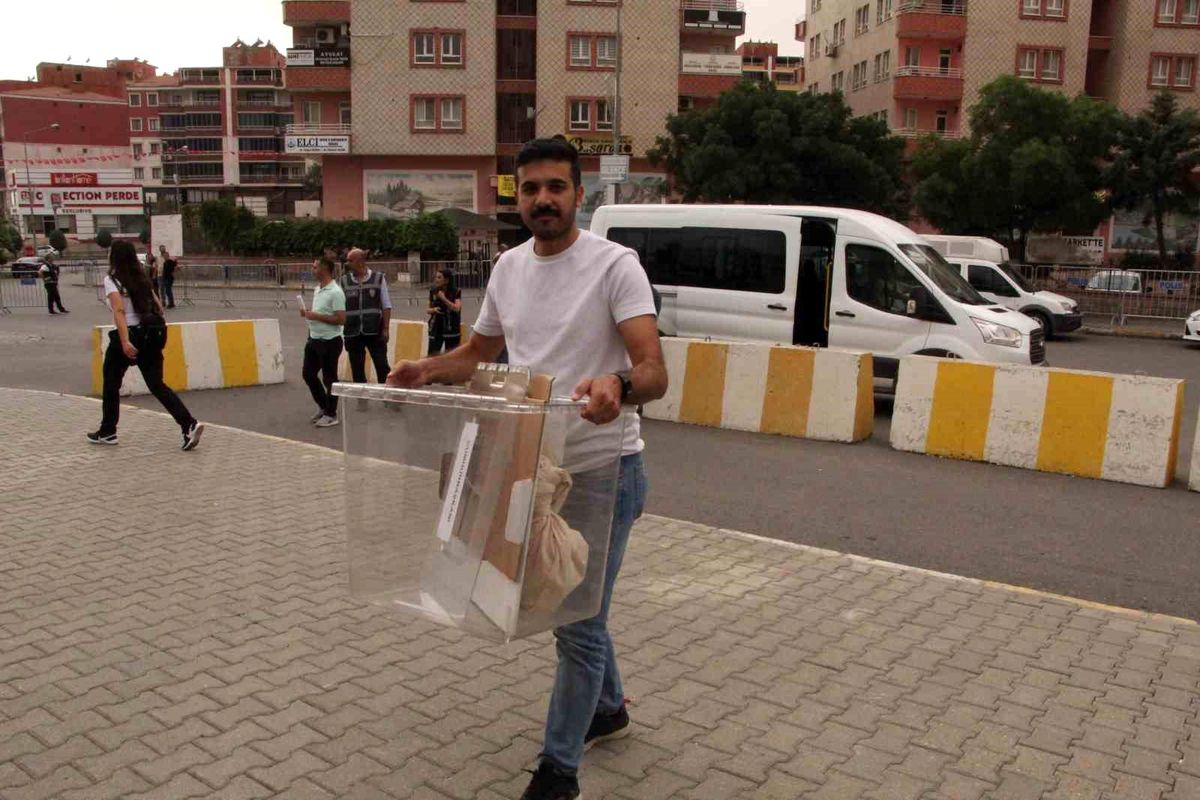 Batman\'da sayılan oylar seçim kuruluna getiriliyor