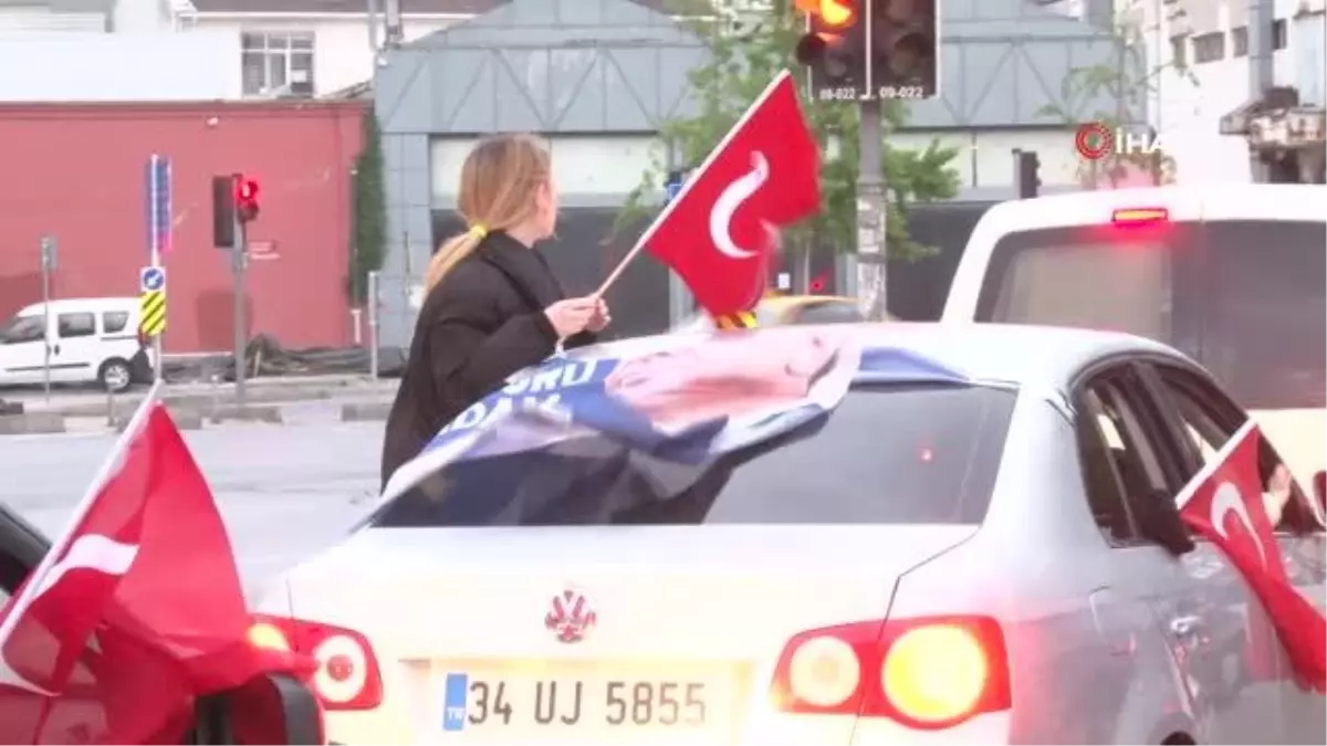 Beyoğlu Kasımpaşa\'da Vatandaşlar Seçim Coşkusu