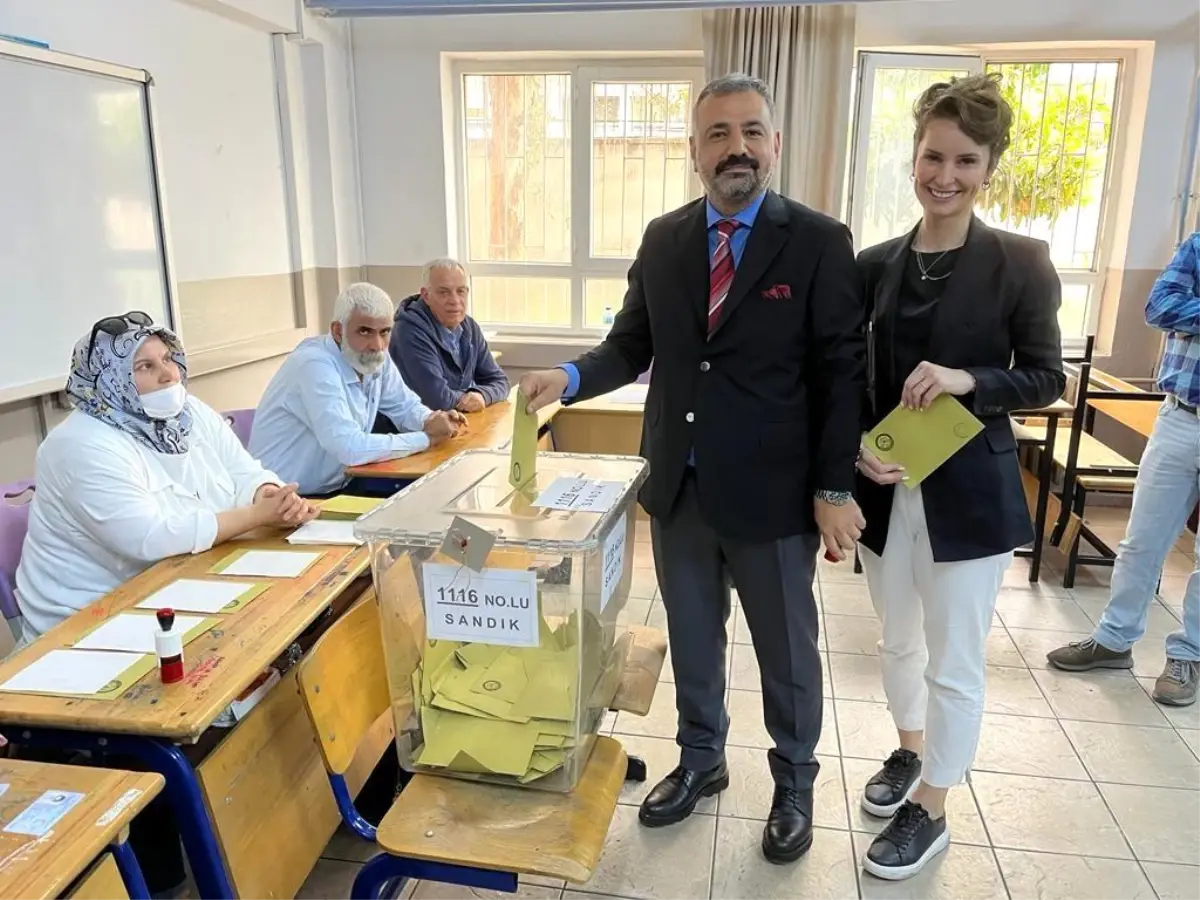 CHP İzmir İl Başkanı Aslanoğlu ve eşi oylarını kullandı