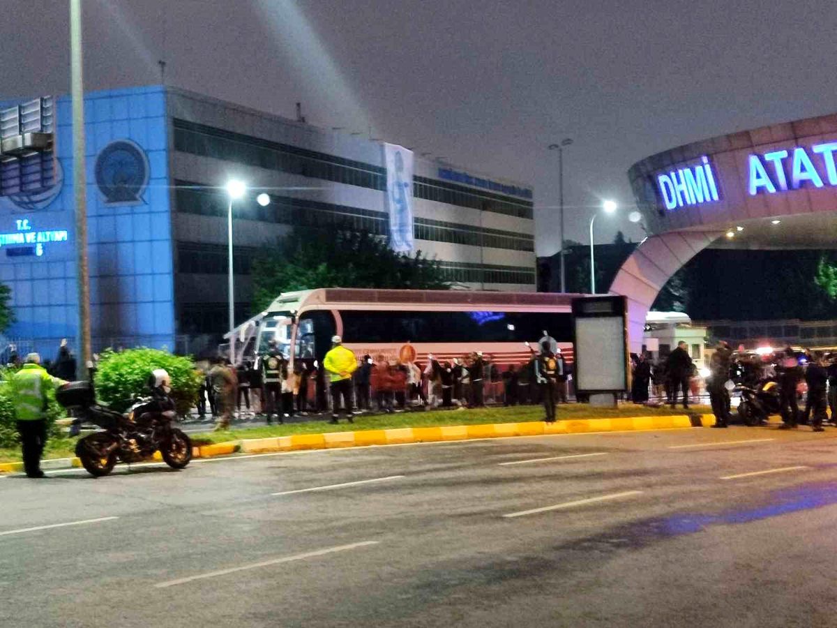 Cumhurbaşkanı Erdoğan, eşi Emine Erdoğan\'la birlikte Ankara\'ya gitti