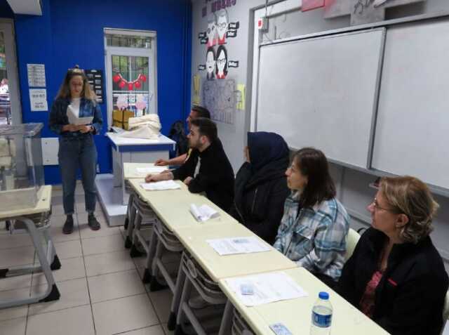Cumhurbaşkanlığı seçiminde sandık yemini ederek göreve başladılar Cumhurbaşkanlığı seçiminde sandık yemini ederek göreve başladılar