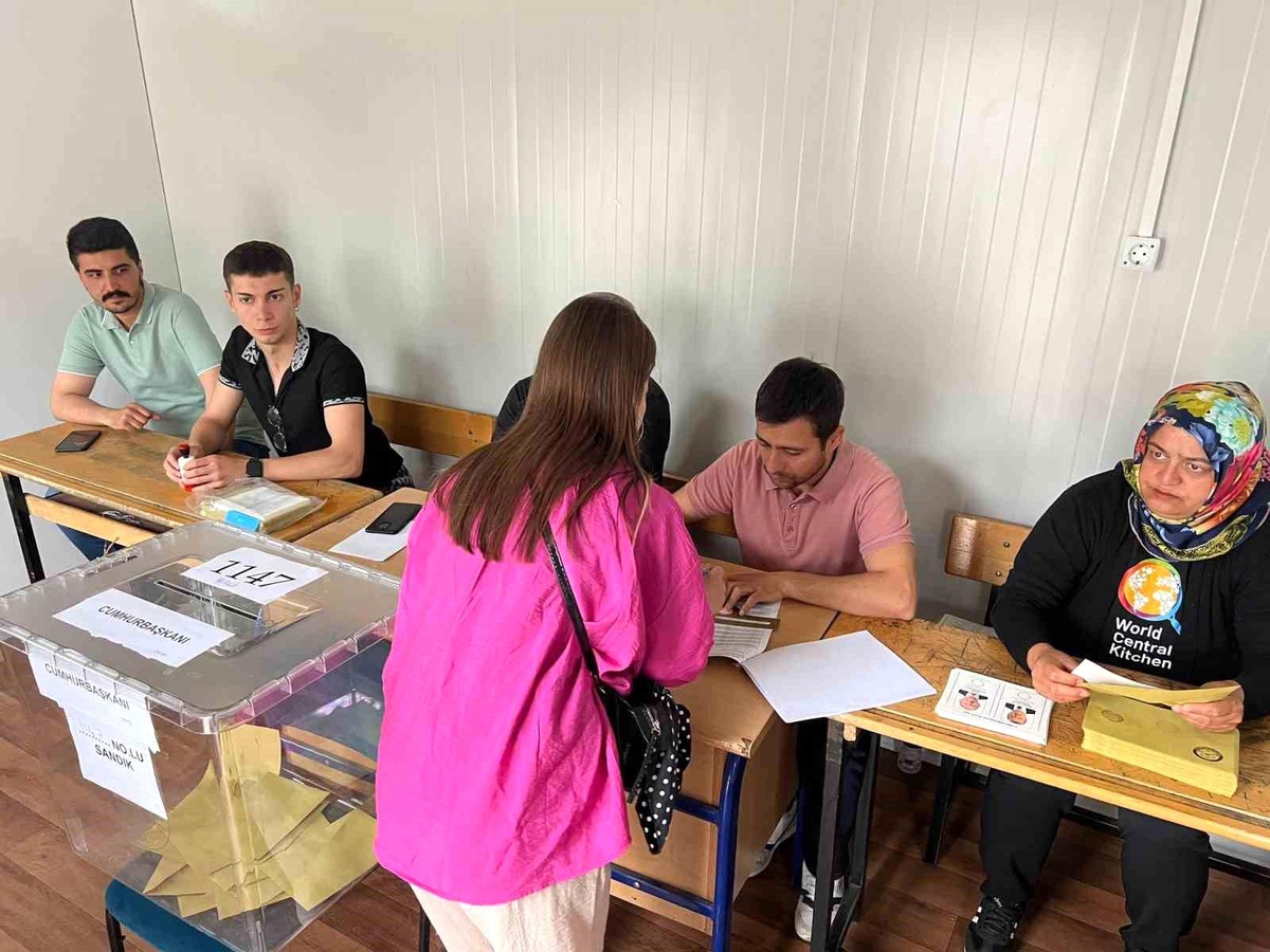 Depremin merkezi Kahramanmaraş\'ta oy kullanma işlemi başladı