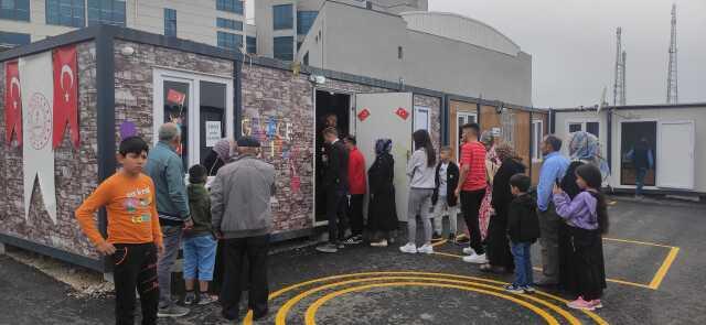 Depremzedeler, Cumhurbaşkanı Seçimi ikinci tur oylaması için sandık başına gitti