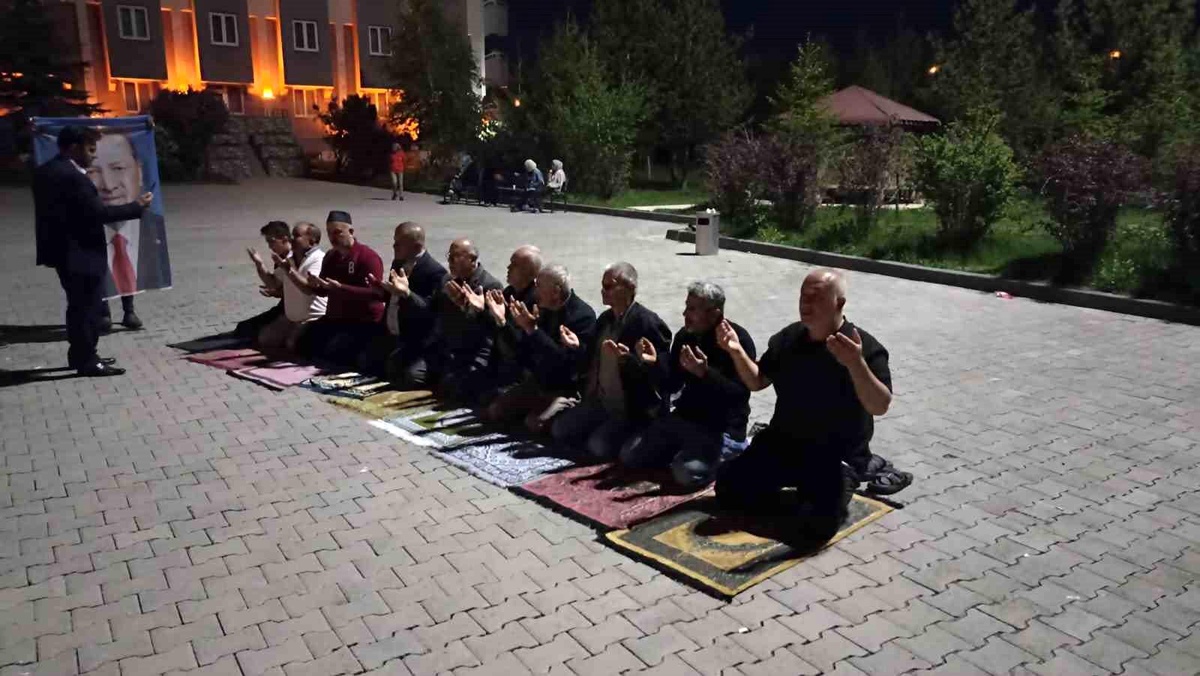 Depremzedeler Erzurum\'da Şükür Namazı Kıldı