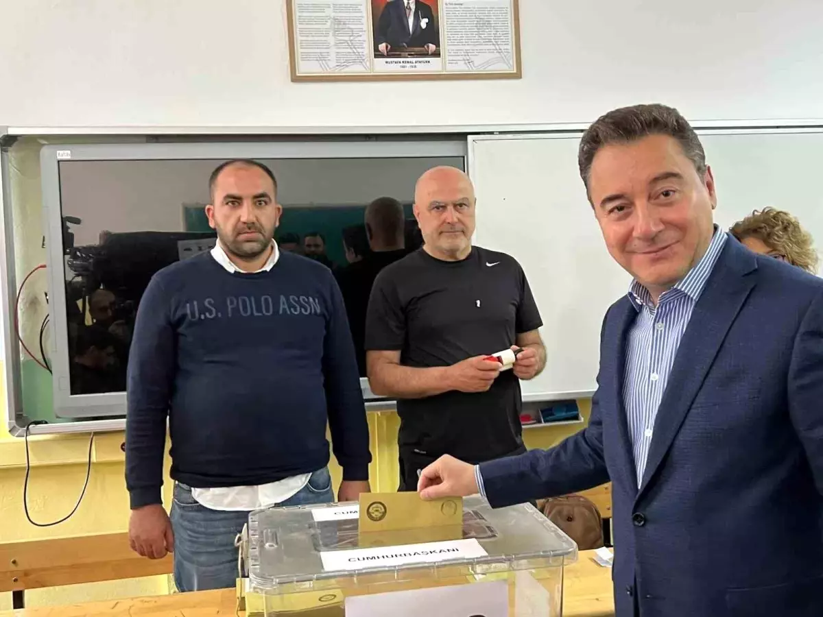 Ali Babacan ve eşi oy kullandı