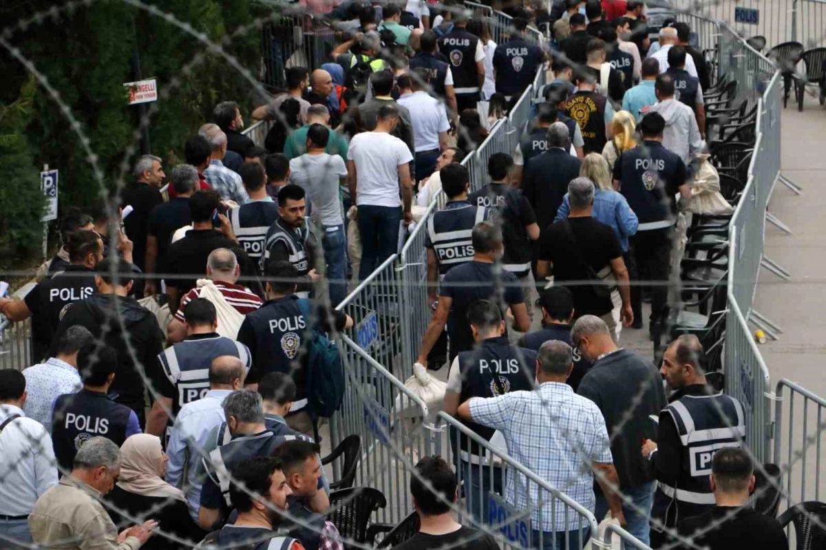 Diyarbakır\'da İl Seçim Kurulu Önünde Metrelerce Kuyruk Oluştu