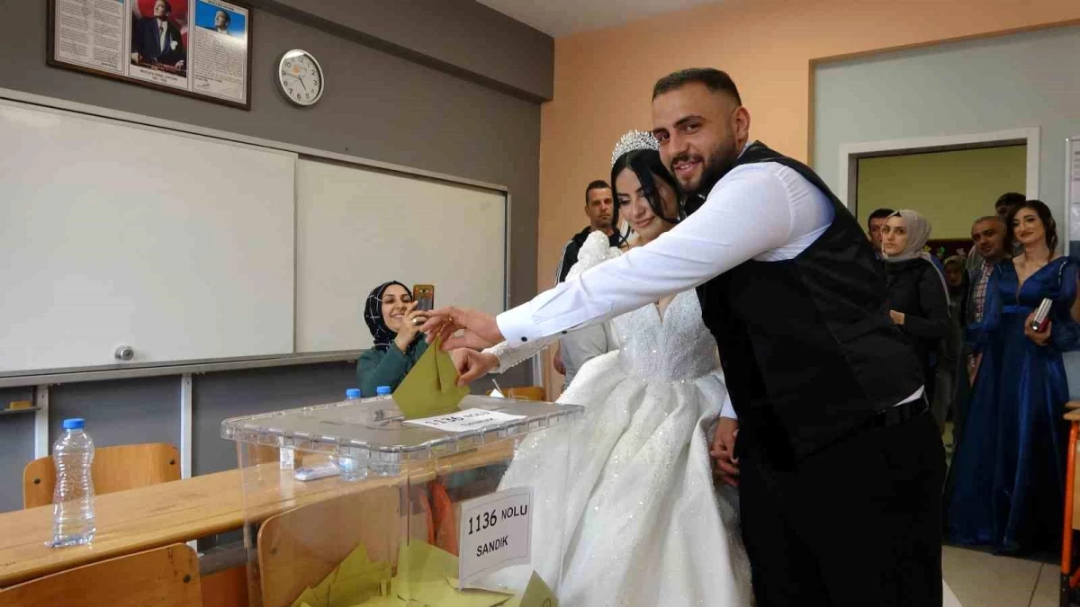Düğün telaşında çift, son dakikada oy kullanarak vatandaşların alkışını aldı