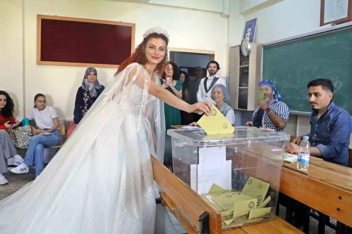 Düğün Tarihi Cumhurbaşkanlığı Seçimiyle Çakışan Çift, Gelinlik ve Damatlıkla Oy Kullanmaya Geldi