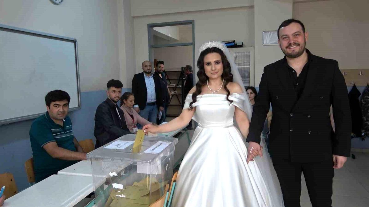 Gelinlikle oy kullanmaya giden çift, vatandaşların ilgisini çekti