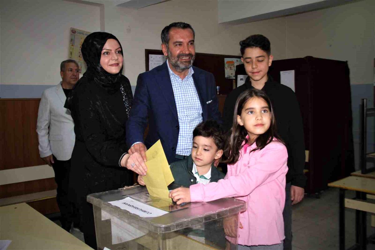 Elazığ Belediye Başkanı Şerifoğulları, TOGG ile oy kullanmaya gitti