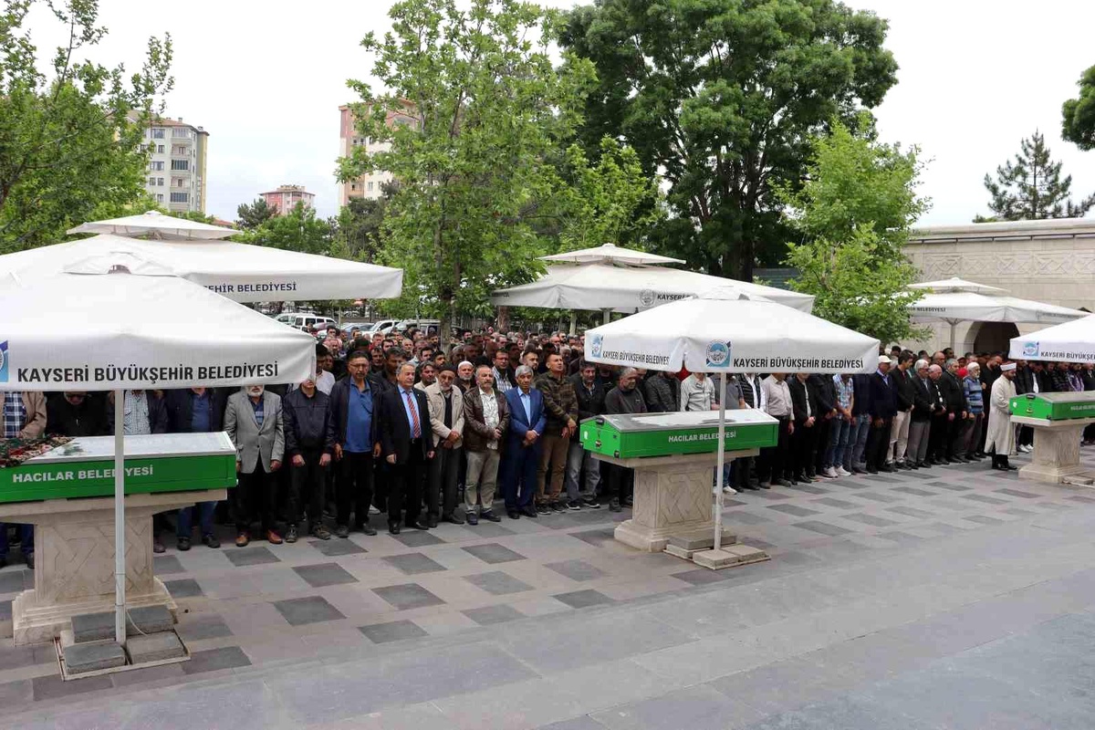 Kayseri\'de Anne ve 2 Çocuğu Yan Yana Son Yolculuğuna Uğurlandı