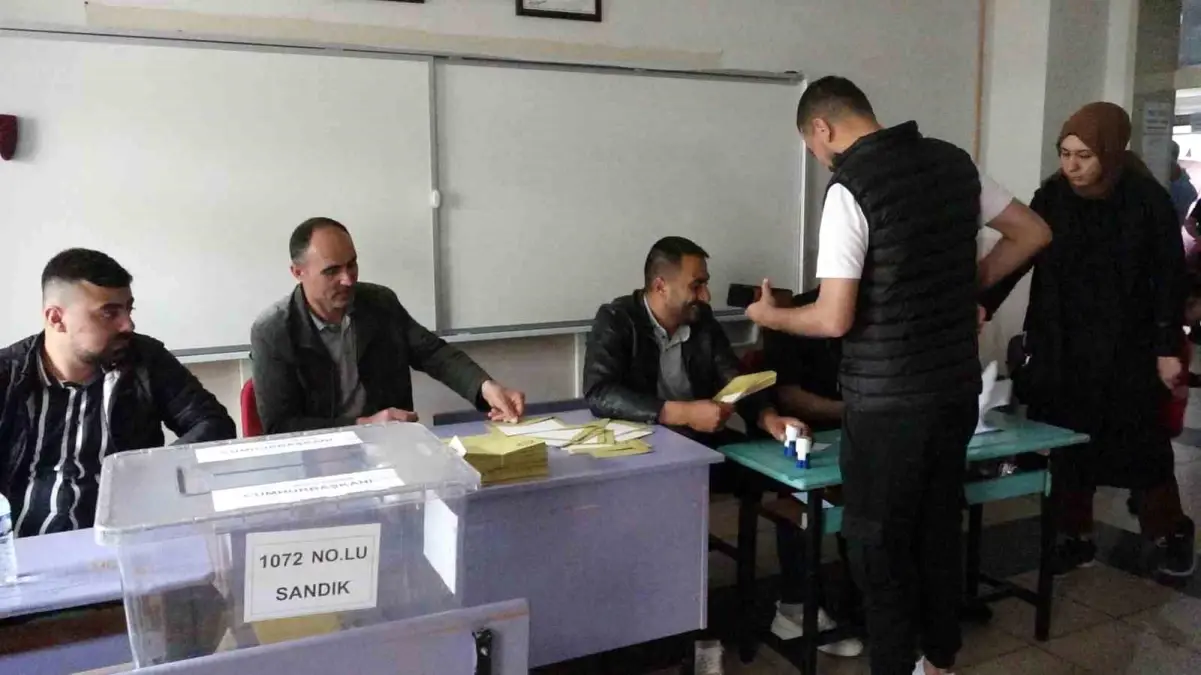 Erciş\'te oy verme işlemi başladı
