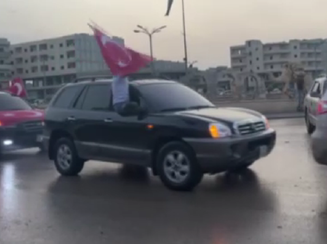 Erdoğan'ın seçim zaferi Azez'de kutlandı! Halk konvoy oluşturup Türk bayrağı salladı