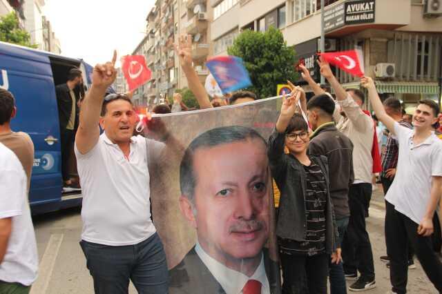 Erdoğan'ın seçim zaferi coşkuyla kutlanıyor! Vatandaşlar sokağa döküldü