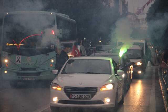 Erdoğan'ın seçim zaferi coşkuyla kutlanıyor! Vatandaşlar sokağa döküldü