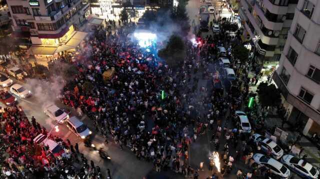 Erdoğan'ın seçim zaferi coşkuyla kutlanıyor! Vatandaşlar sokağa döküldü