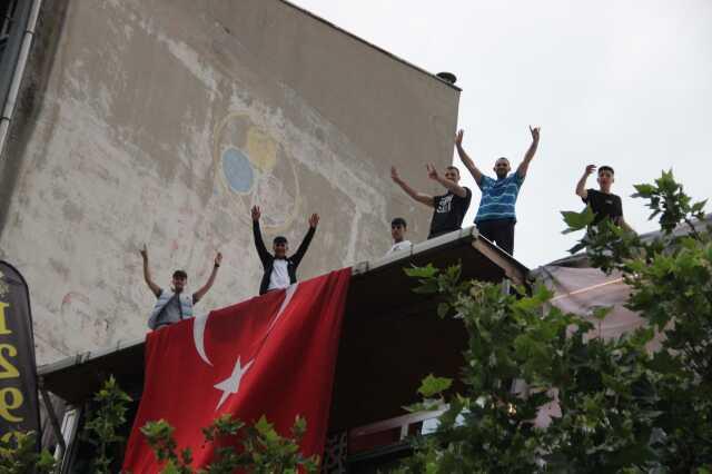 Erdoğan'ın seçim zaferi coşkuyla kutlanıyor! Vatandaşlar sokağa döküldü