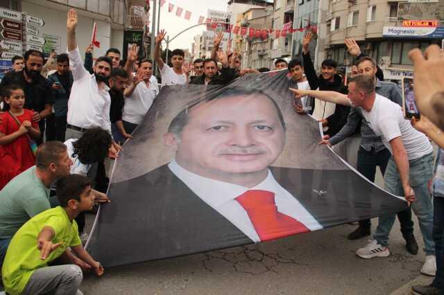 Erdoğan'ın seçim zaferi coşkuyla kutlanıyor! Vatandaşlar sokağa döküldü