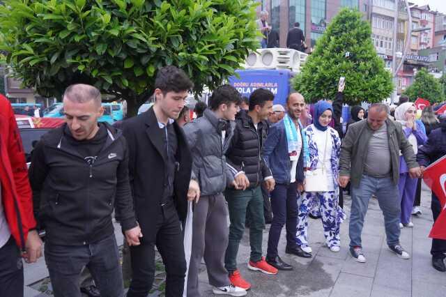 Erdoğan'ın seçim zaferi coşkuyla kutlanıyor! Vatandaşlar sokağa döküldü