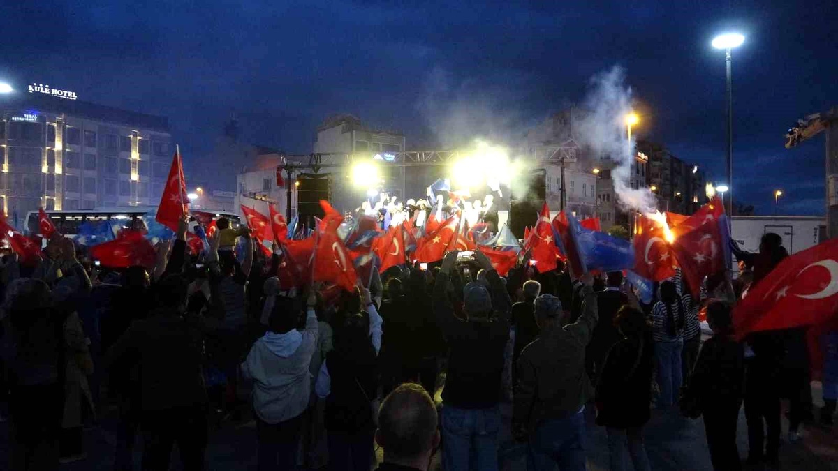 Çanakkale\'de AK Partililer ve Vatandaşlar Seçim Zaferini Kutladı