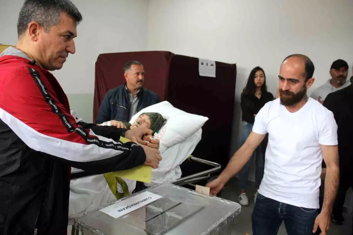 Erzincan\'da Sağlık Ekipleri, Hasta ve Engellilerin Oy Kullanmalarını Sağladı