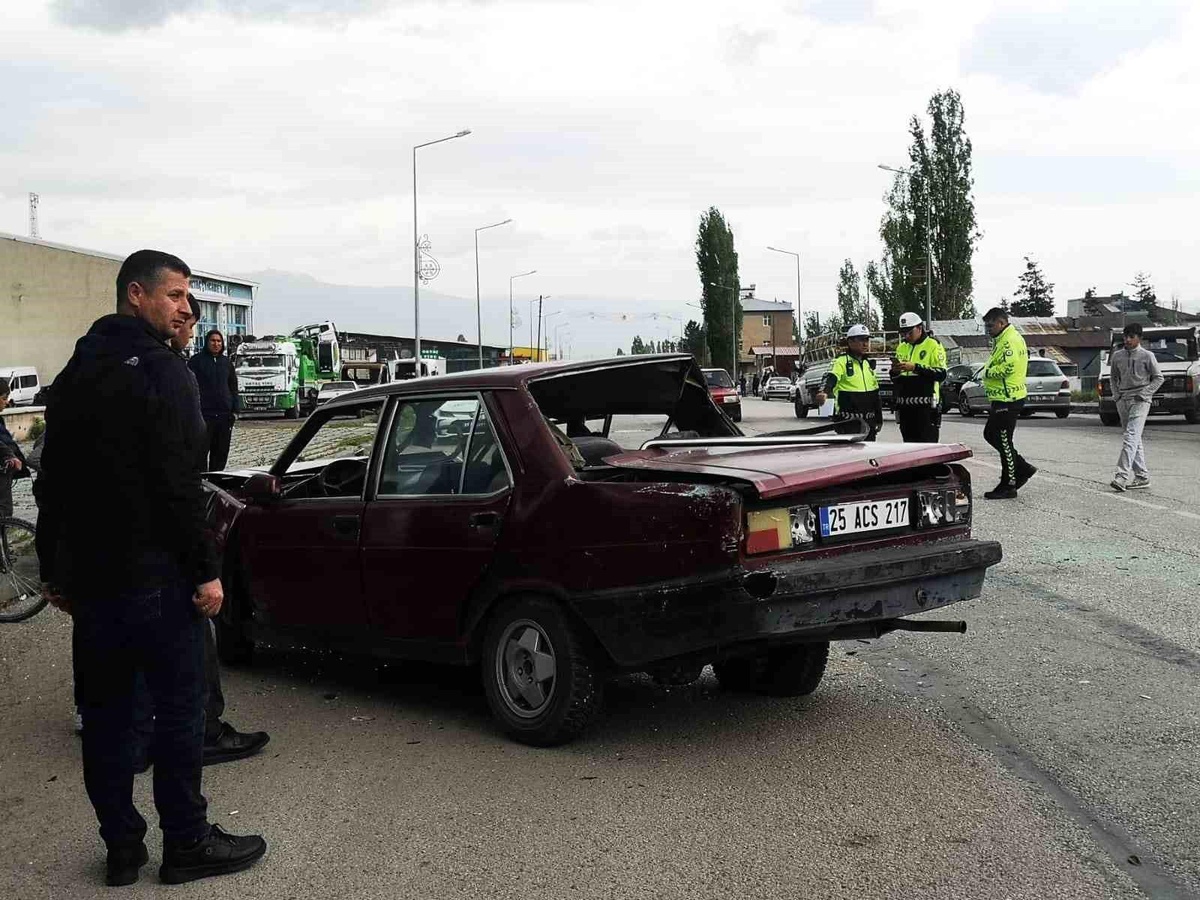 Erzurum\'da otobüs ile otomobil çarpıştı: 1 ölü, 1 yaralı