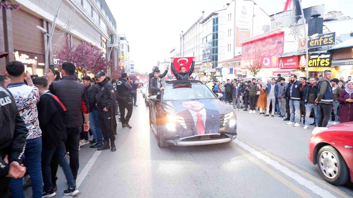 Erzurumlular Erdoğan\'ın zaferini halaylarla kutladılar