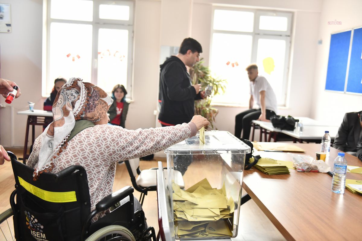 Esenyurt\'ta Engelli ve 65 Yaş Üstü Vatandaşlar Sandıklara Taşındı