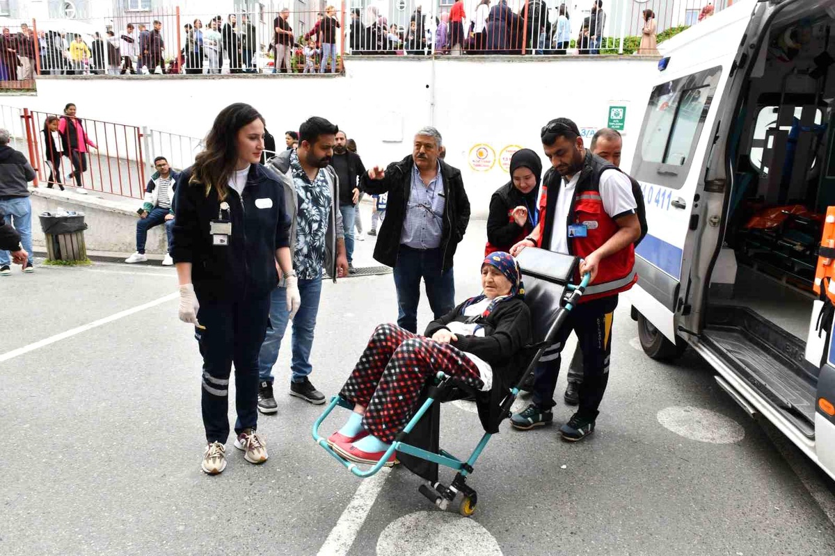 Esenyurt\'ta engelli ve yaşlılar sandıklara taşındı