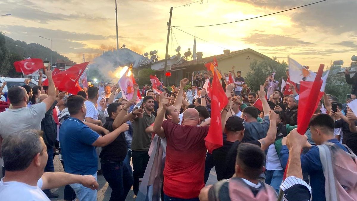 Fethiye\'de seçim zaferi kutlanıyor