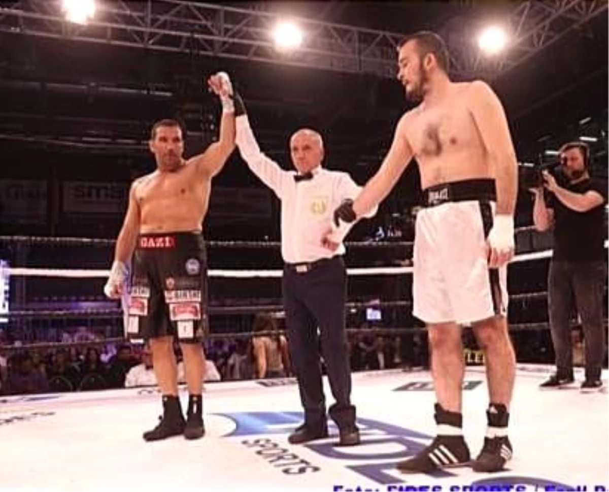Fırat Arslan genç boksör İbrahim Yıldırım\'ı nakavtla yendi
