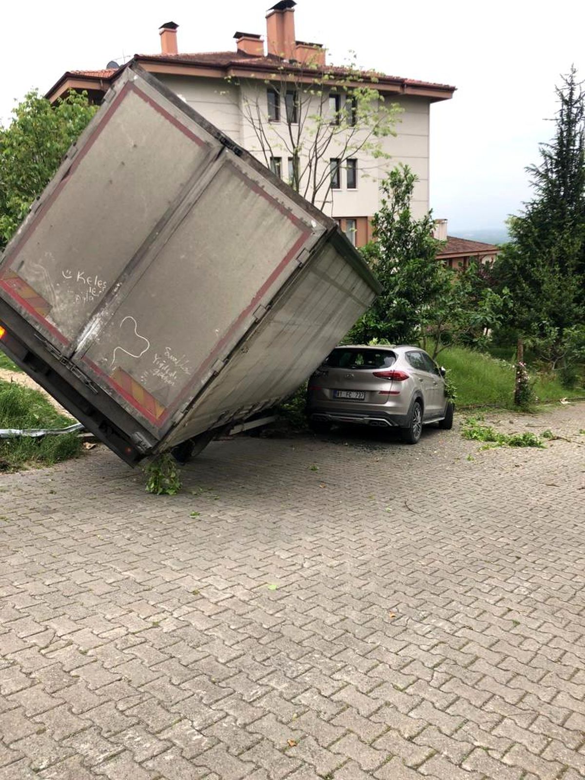 Freni Boşalan Kamyon Araçların Üzerine Devrildi