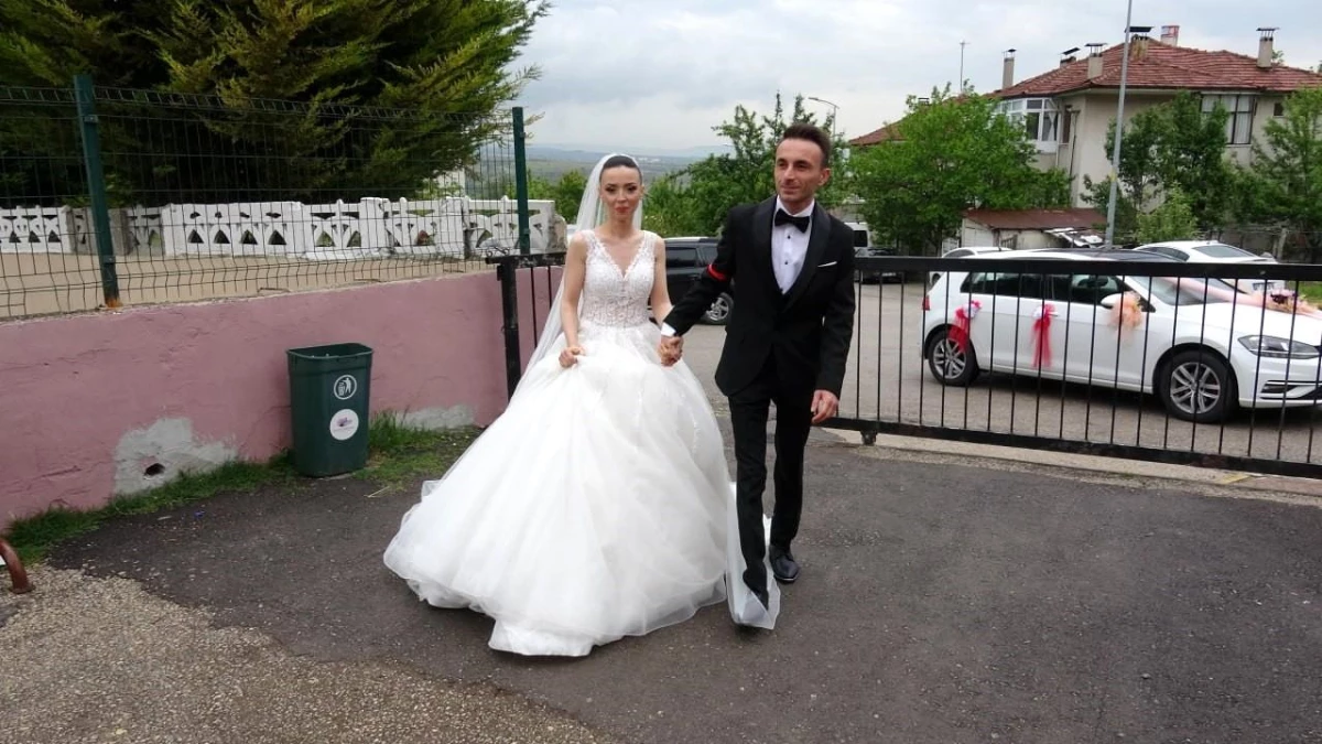 Gelin ve damat son dakika oy kullandılar