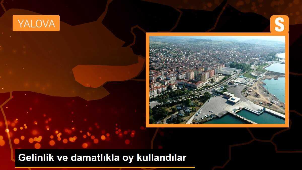 Gelinlik ve damatlıkla oy kullandılar