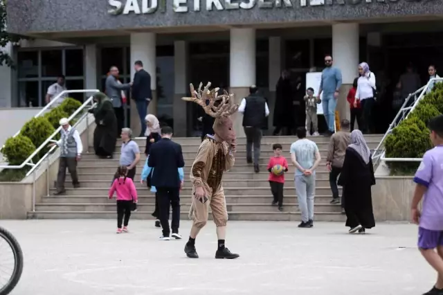 Tiyatrocu Bahtiyar Keskin, geyik kostümüyle sandık başına gitti