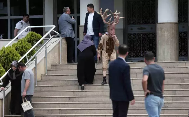 Tiyatrocu Bahtiyar Keskin, geyik kostümüyle sandık başına gitti