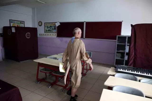 Tiyatrocu Bahtiyar Keskin, geyik kostümüyle sandık başına gitti