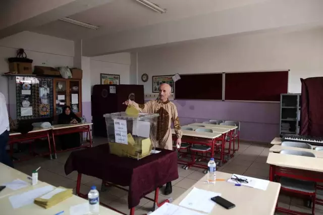 Tiyatrocu Bahtiyar Keskin, geyik kostümüyle sandık başına gitti