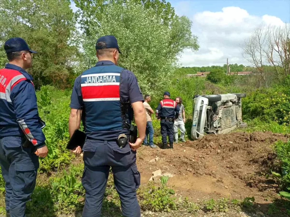 Hafif ticari araç devrildi, içindeki köy ekmekleri yol kenarına saçıldı