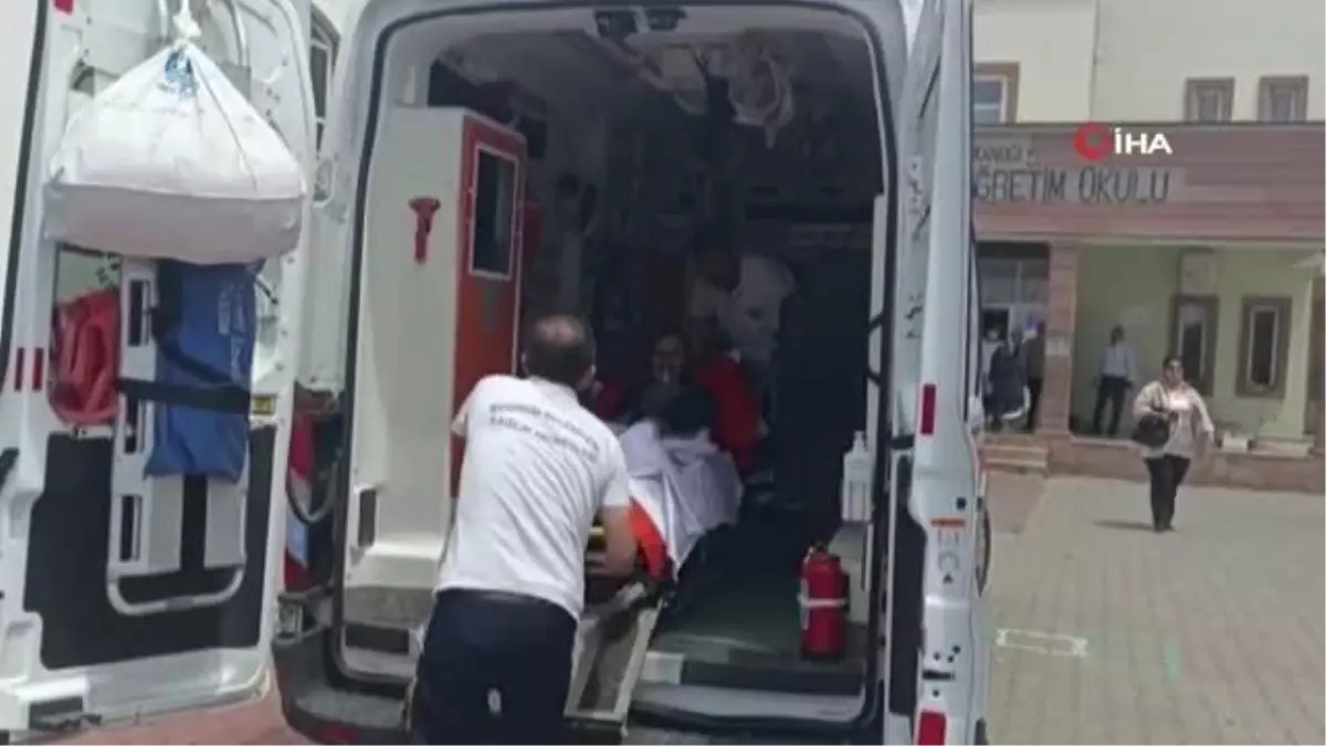 Hastaneden oy kullanmak için oksijen tüpüyle getirildi