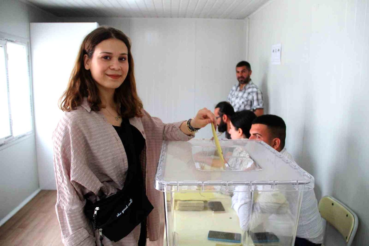 Hatay\'da depremzedeler oy kullanırken duygusal anlar yaşandı