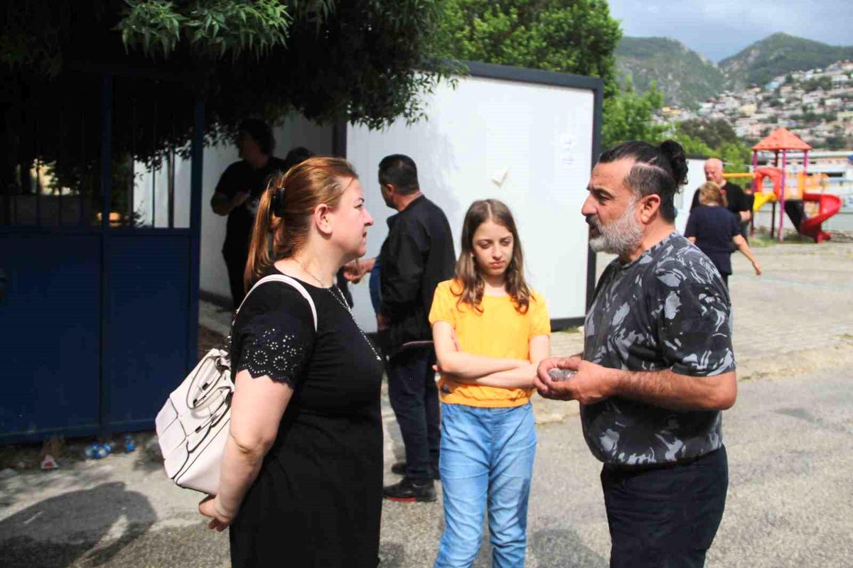 Depremzedeler, oy kullanırken birbirleriyle hasret giderdi