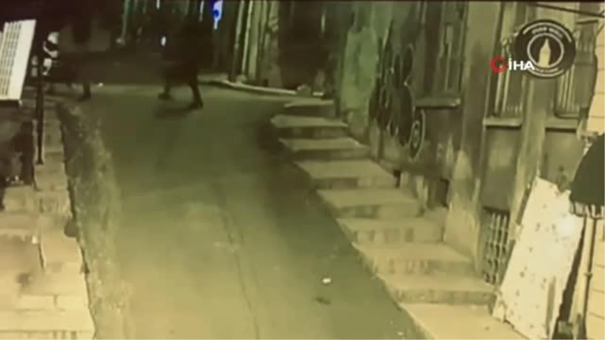 İstanbul\'da kasklı gence silahlı saldırı: Cinayet kameralara yansıdı