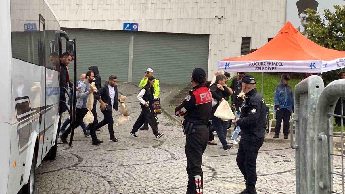 İstanbul\'da sayılan oylar ilçe seçim kurullarına getiriliyor
