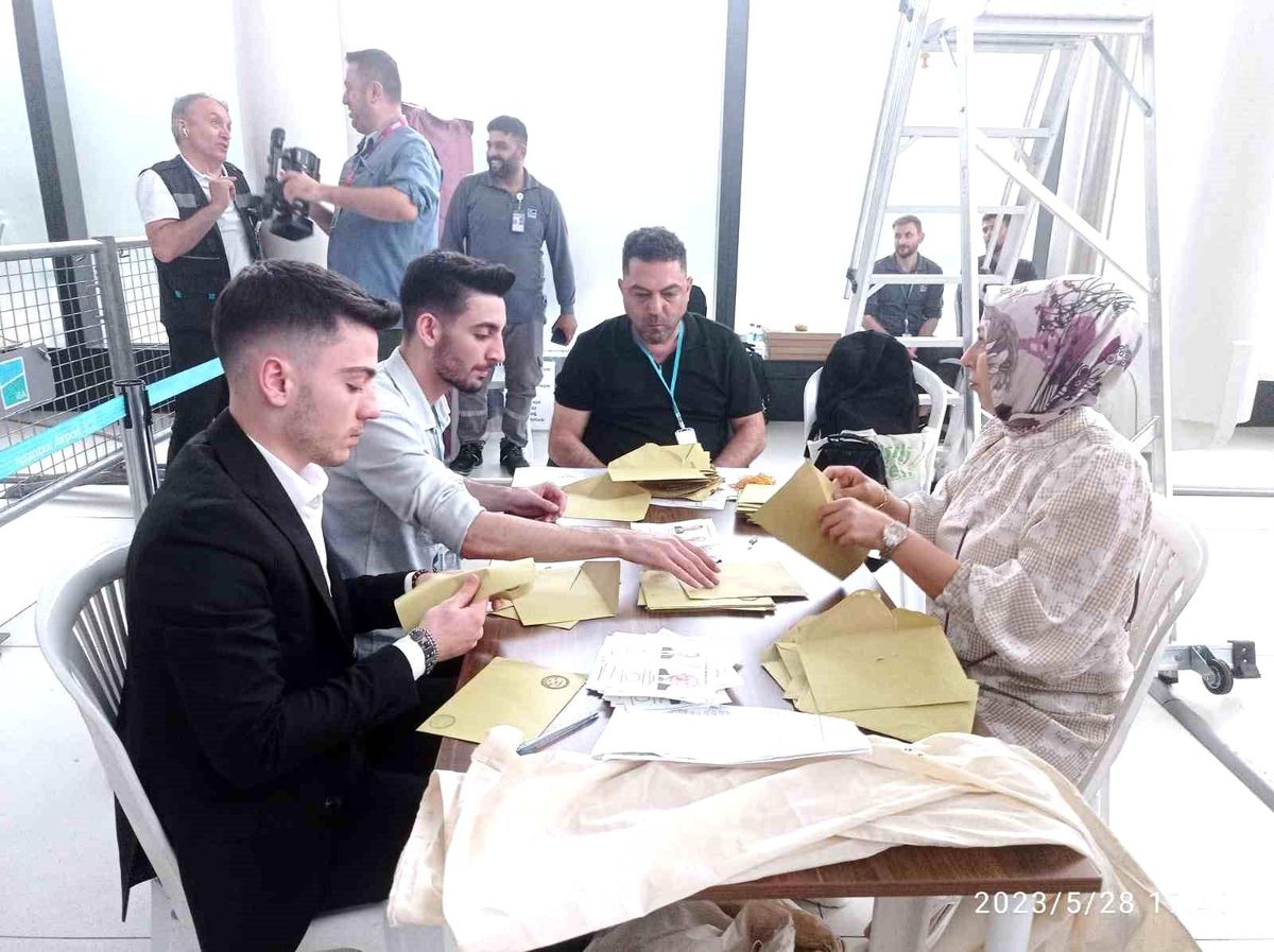 İstanbul Havalimanı\'nda oy sayımına devam ediliyor