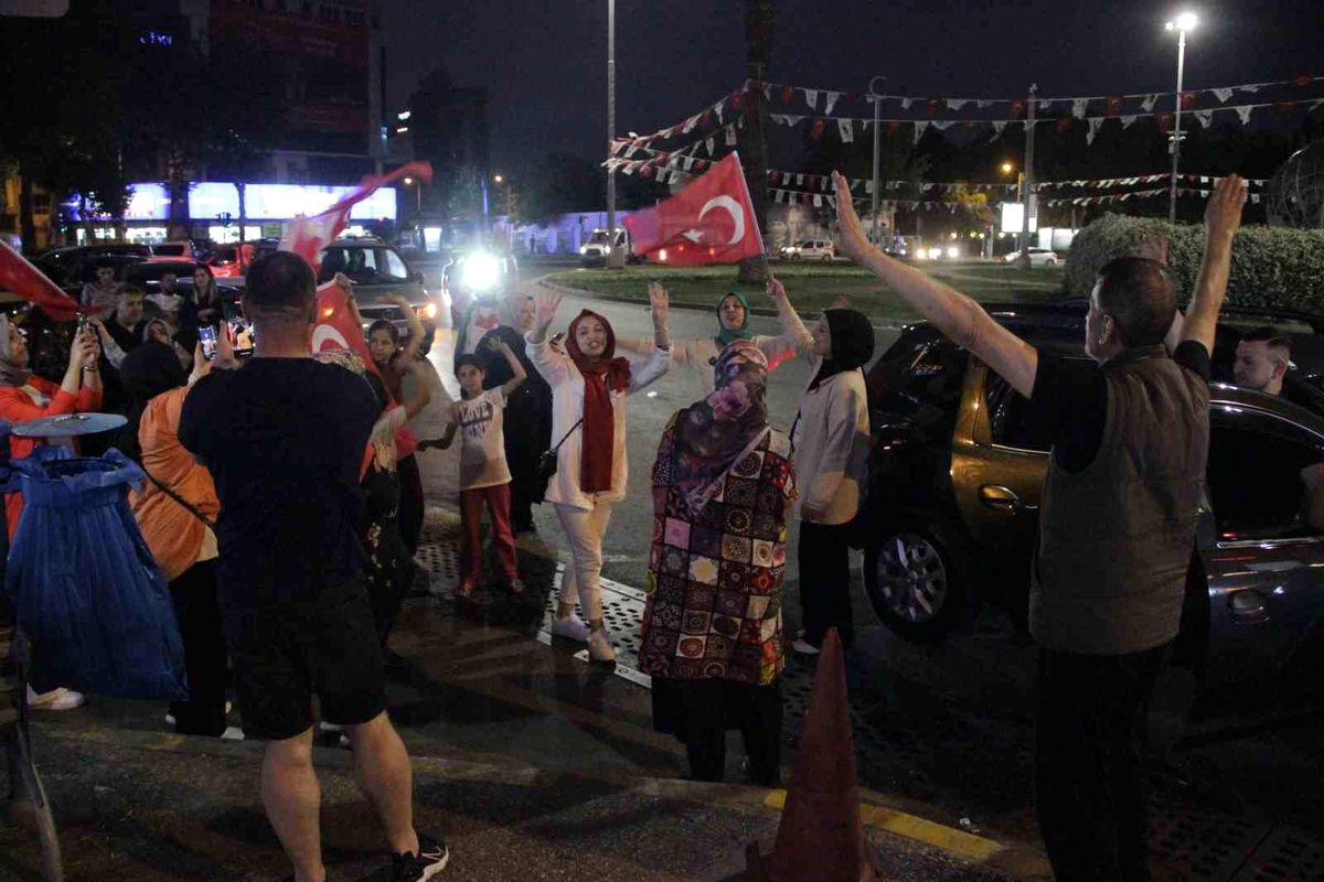 Erdoğan\'ın zaferi İzmir\'de kutlandı