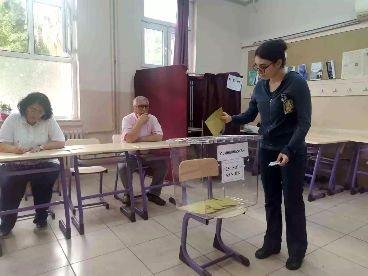 İzmir\'de Seçmenler Sabahın Erken Saatlerinde Sandık Başına Gitti