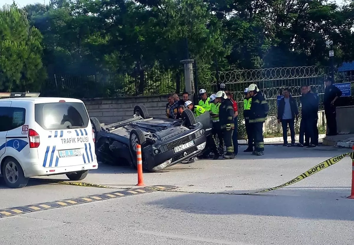 Denizli\'de Kaldırımdaki Ağaca Çarpan Otomobilin Sürücüsü Hayatını Kaybetti