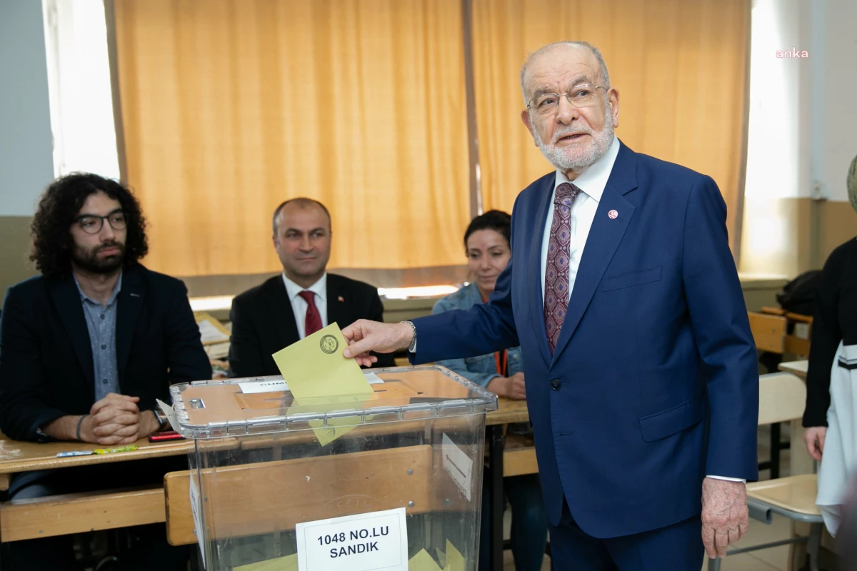 Karamollaoğlu, Eşiyle Birlikte Oyunu Kullandı