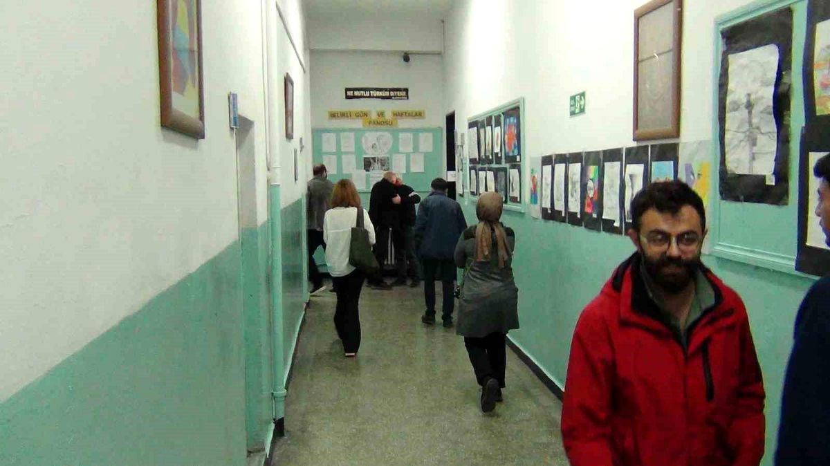 Kars\'ta Vatandaşlar Oy Kullanmaya Başladı